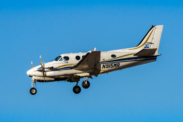 Beechcraft King Air 90 (N915MR) - A Beechcraft King Air 90 landing at PHX on 2/5/23. Taken with a Canon R7 and Tamron 70-200 G2 lens.