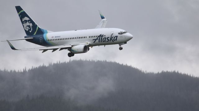 Boeing 737-700 (N615AS) - Making the last turn on approach to Juneau.
