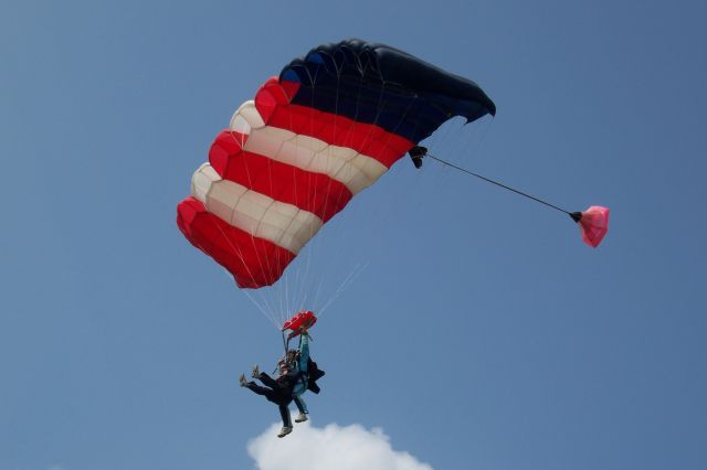 — — - Skydivers landing at KTHA 30 Aug 2008.
