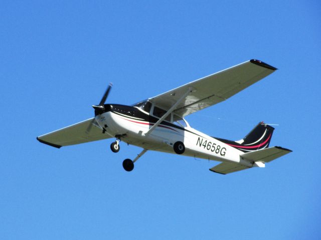 Cessna Skyhawk (N4658G) - Taking off RWY 26L