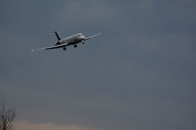 McDonnell Douglas MD-90 (N917DN)