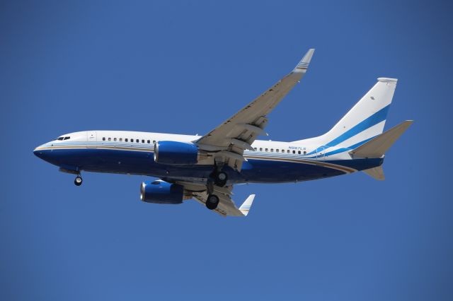 Boeing 737-700 (N887LS)