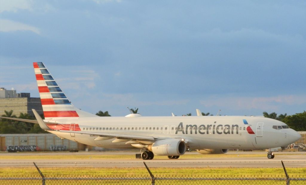 Boeing 737-800 (N907AN)