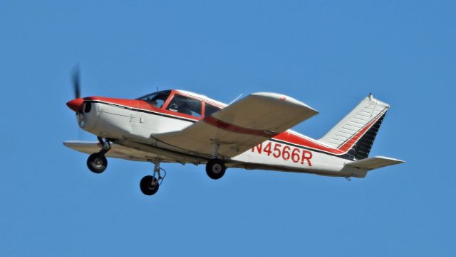 Piper Cherokee (N4566R)