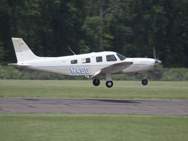 Piper Saratoga/Lance (N4SG) - Landing runway 08. 1 JUN 2016.