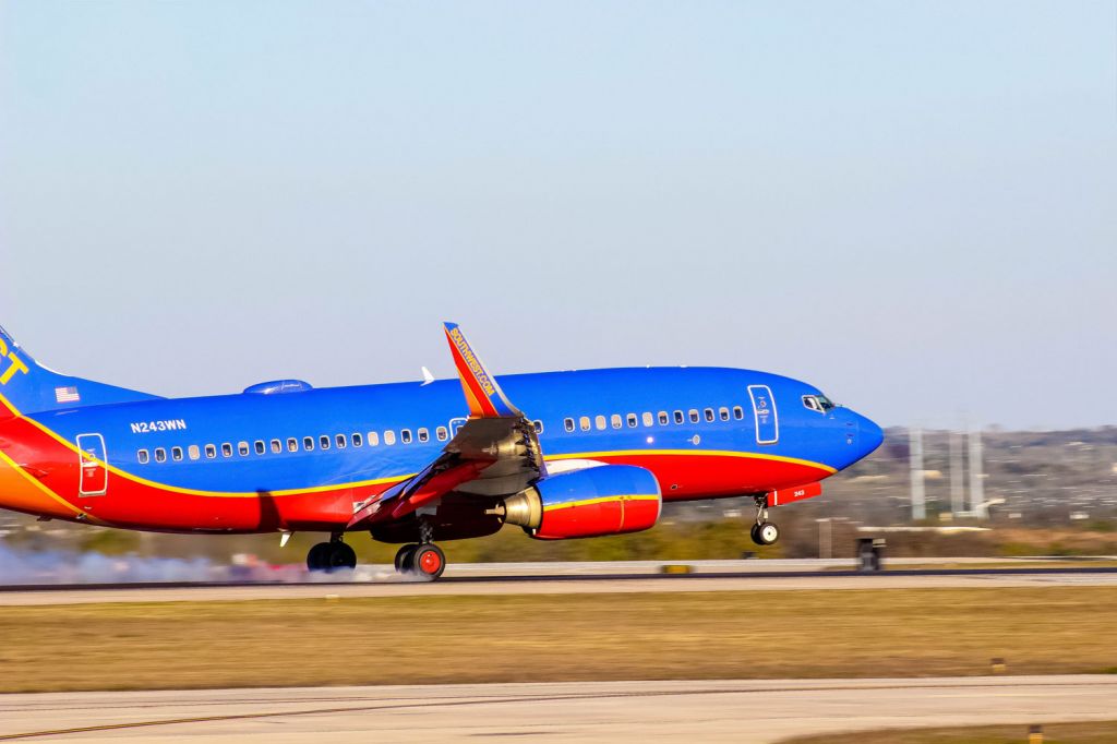 Boeing 737-700 (N243WN)