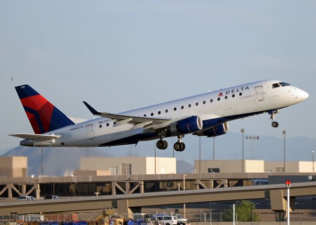 Embraer 170/175 (N620CZ)