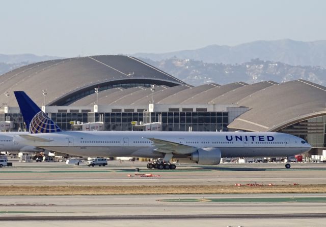 BOEING 777-300 (N2135U) - a rel=nofollow href=http://flightaware.com/live/flight/N2135U/history/20170429/2115Z/KSFO/KLAXhttps://flightaware.com/live/flight/N2135U/history/20170429/2115Z/KSFO/KLAX/a
