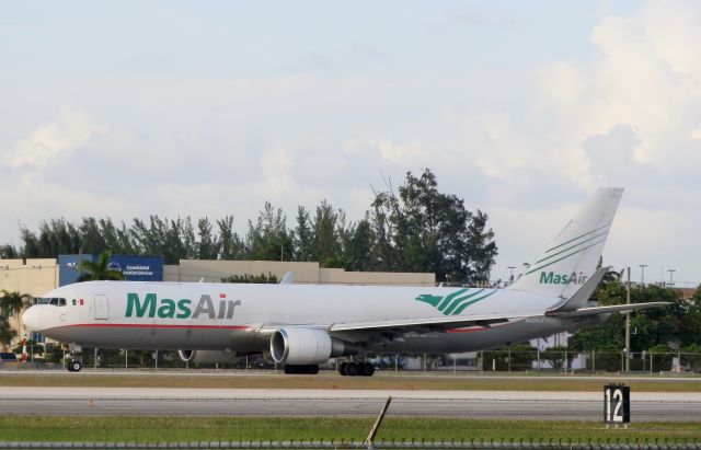 BOEING 767-300 (N420LA)