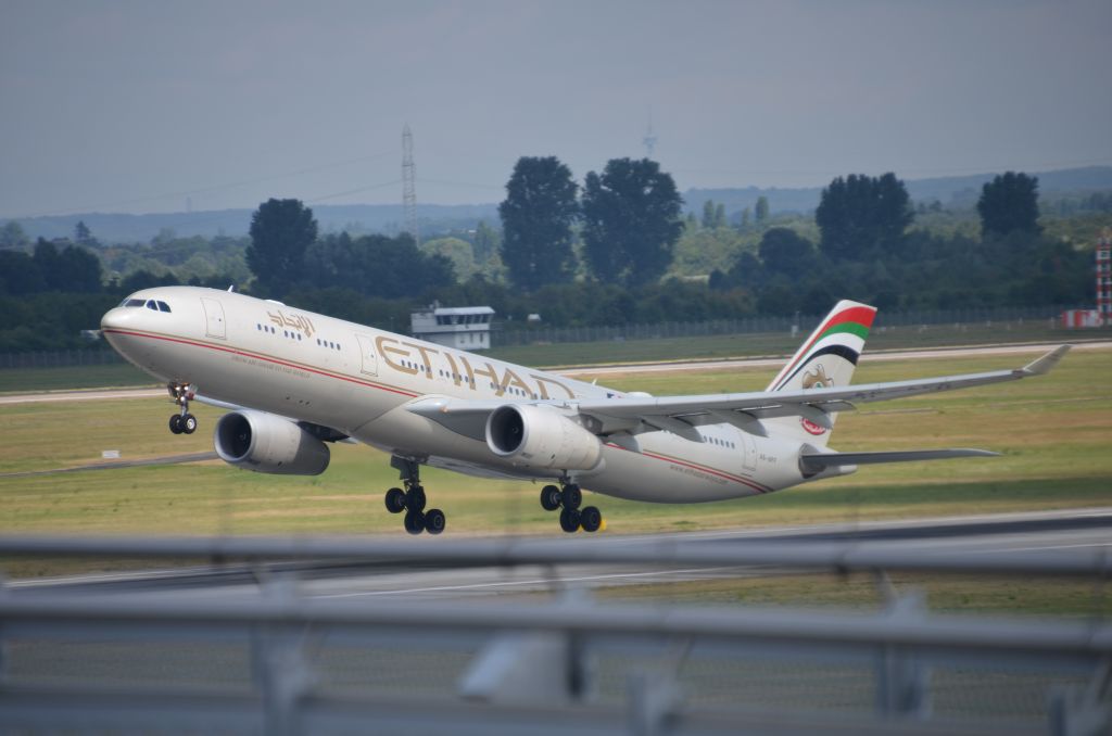 Airbus A330-300 (A6-AFF)
