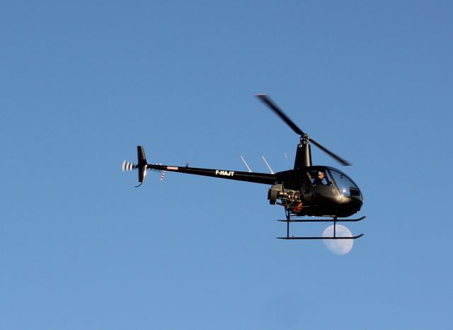 Robinson R-22 (F-HAJT)