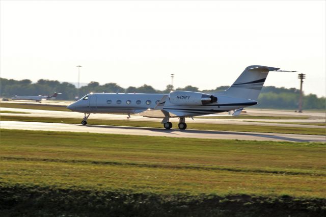 Gulfstream Aerospace Gulfstream IV (N401FT) - A Gulfstream rolls into YUL from Aspen, Colorado.