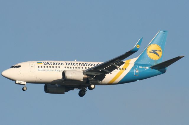 Boeing 737-700 (UR-GAK)