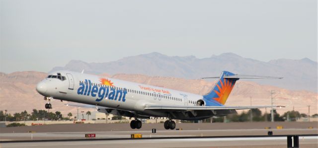 McDonnell Douglas MD-80 (N403NV)