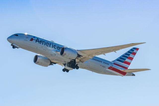 Boeing 787-8 (N819AN) - An American Airlines 787-8 taking off from PHX on 2/11/23 during the Super Bowl rush. Taken with a Canon R7 and Canon EF 100-400 II L lens.