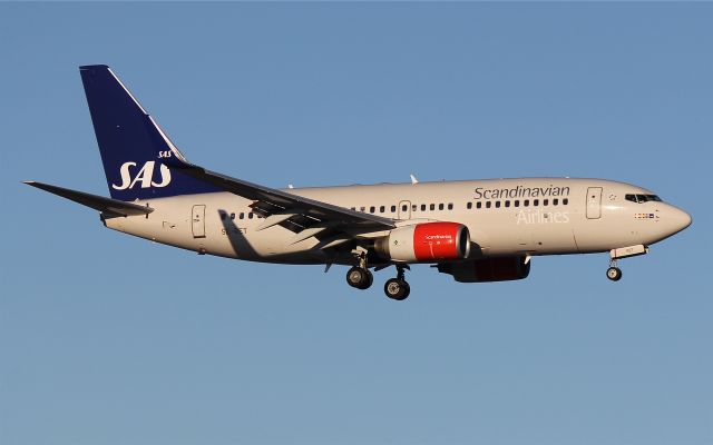 Boeing 737-700 (SE-RET) - Landing on rwy 01L.