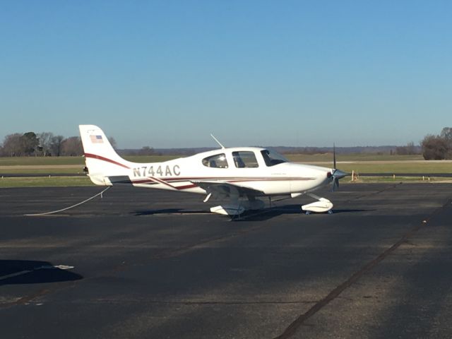 Cirrus SR-20 (N744AC)