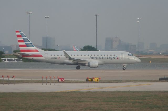 Embraer 170/175 (N242NN)