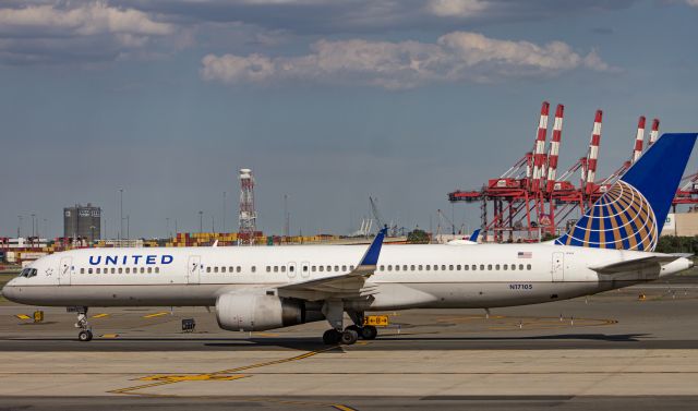 Boeing 757-200 (N17105) - B757-224(N17105) Taxiing