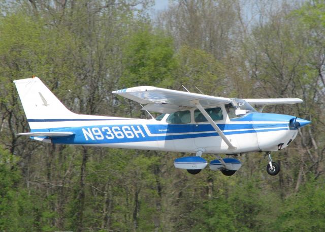 Cessna Skyhawk (N9366H) - Landing on runway 14 at the Shreveport Downtown airport.