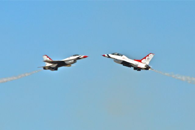 Lockheed F-16 Fighting Falcon — - U.S. Air Force Thunderbird show