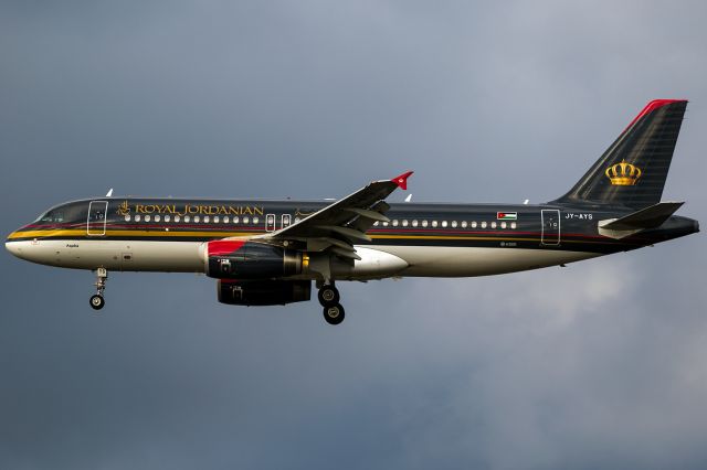 Airbus A320 (JY-AYS) - dark sky