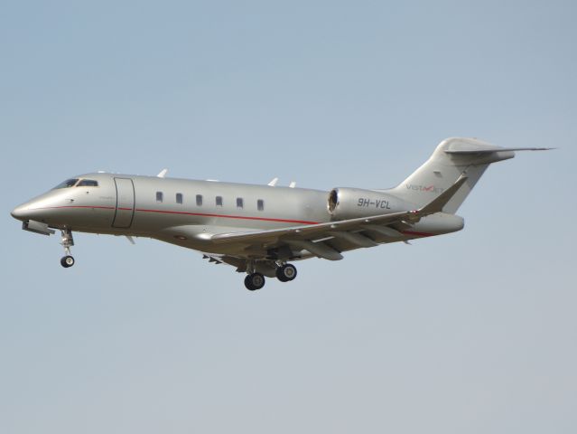 Canadair Challenger 350 (9H-VCL) - Kystvejen RWY22L