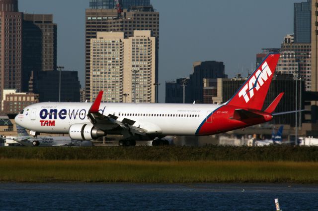 BOEING 767-300 (PT-MOC)