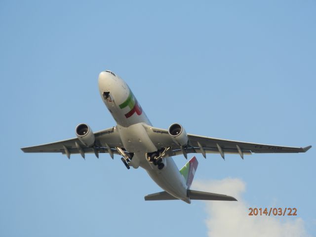 Airbus A330-200 (CS-TOM)