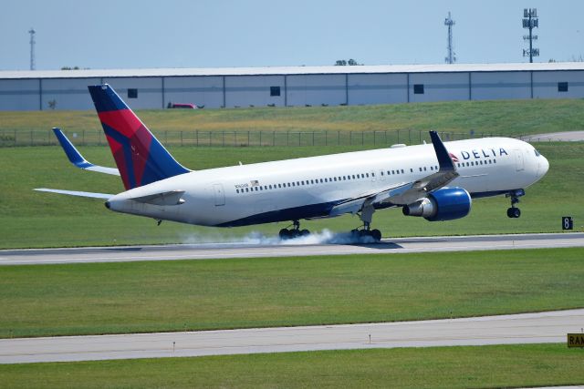 BOEING 767-300 (N1604R)