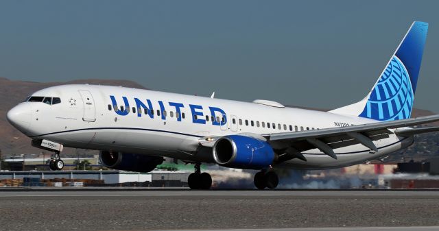 Boeing 737-800 (N37293) - Morning arrival from Denver landing on 17L.