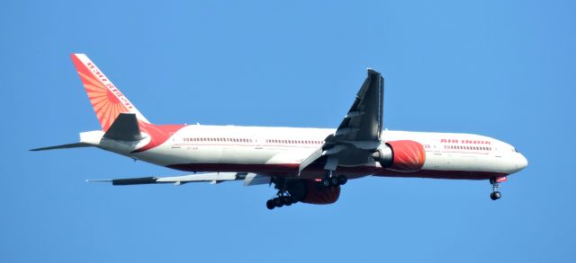 BOEING 777-300ER (VT-ALM) - Minutes before landing, summer 2019.