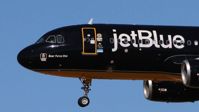 Airbus A320 (N632JB) - Forward section of this 2006 Frontier Airlines Airbus 320 Boston Bruins Livery on final in the Winter of 2021.