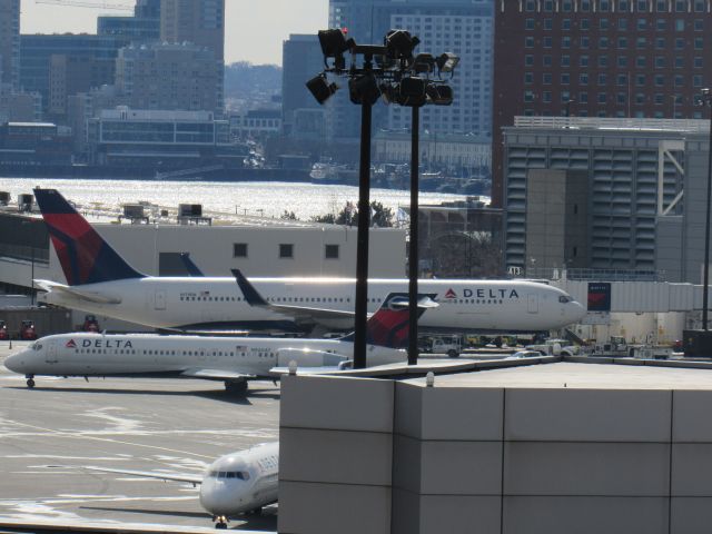 BOEING 767-300 (N179DN)