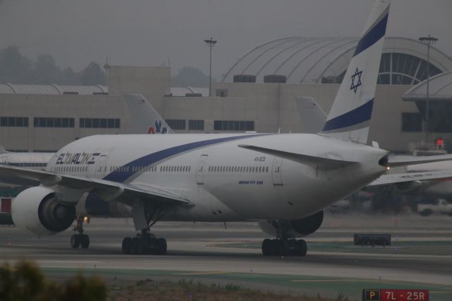 Boeing 777-200 (4X-ECE) - TAXING TO THE GATE