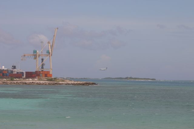 BOEING 757-300 (N75858) - United Airlines Boeing 757-300 landing in Aruba International Airport from Newark  on June 15, 2013. In this picture you can see the Oranjestad Harbor in Aruba.