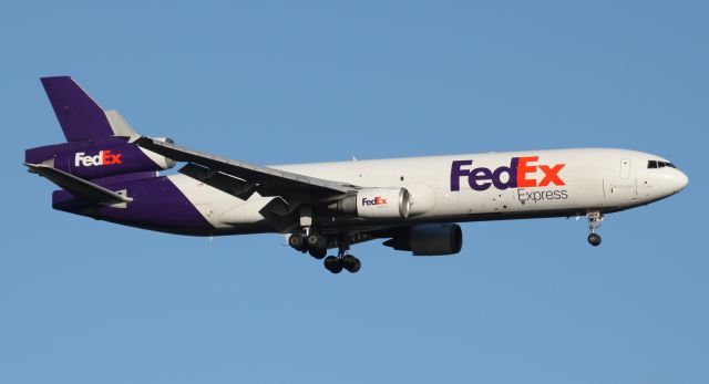 Boeing MD-11 (N604FE) - On Approach To Rwy 25