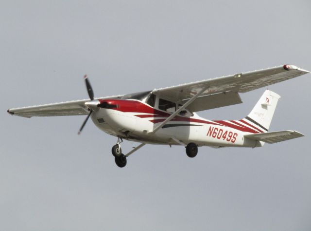 Cessna Skylane (N6049S) - Landing RWY 24