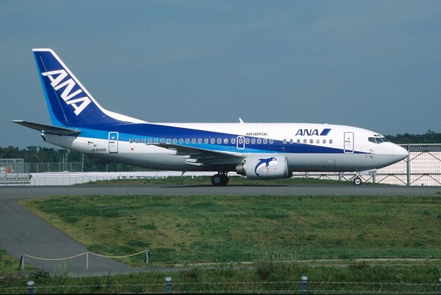 Boeing 737-500 (JA8596) - Taxing at Narita Intl Airport on 2003/08/23