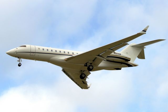 Bombardier Global Express (N123AB) - 12R approach.