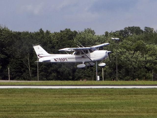 Cessna Skyhawk (N789PF) - Take off runway 16.