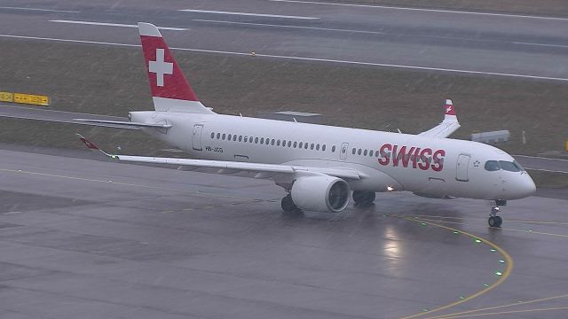 HB-JCT — - 07/02/18 snow today in ZRH taxing RWY28 to Berlin