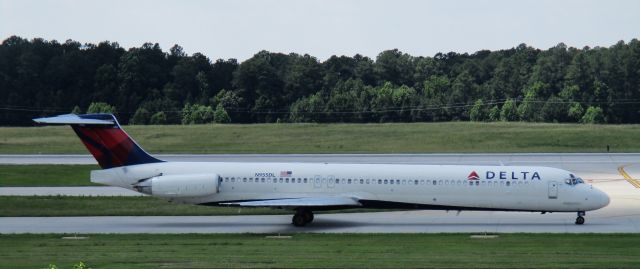 McDonnell Douglas MD-88 (N955DL) - Sun peeking out on this Mad Dog at RDU.