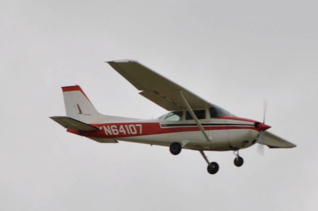 Cessna Skyhawk (N64107)