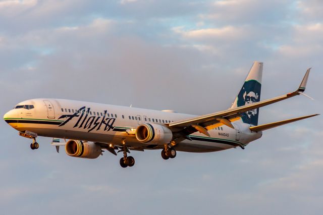 Boeing 737-900 (N440AS)