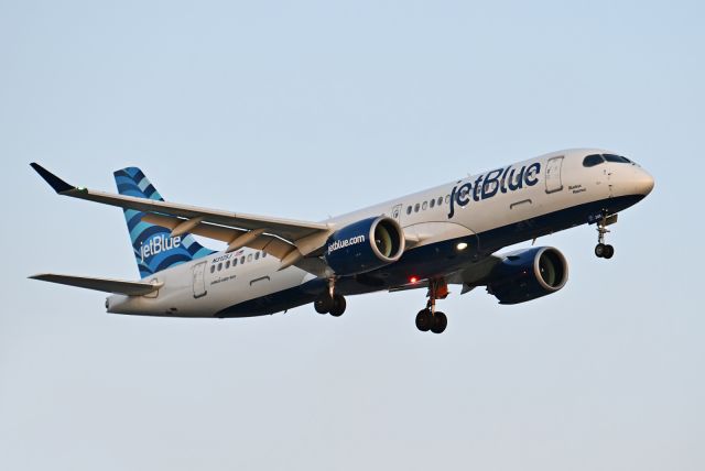 Airbus A220-300 (N3125J)