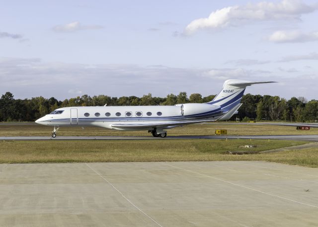 Gulfstream Aerospace Gulfstream G650 (N312AT) - G-650 taxiing to the hangar.
