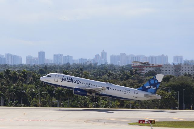 Airbus A320 (N703JB) - JetBlue Airways (B6) N703JB A320-232 [cn3381]br /Fort Lauderdale (FLL). JetBlue Airways flight B61572 departs runway 10R for New York LaGuardia (LGA). The aircraft is wearing JetBlue's Blueberries Tail design.br /Taken from Hibiscus/Terminal 1 car park roof level br /br /2018 12 25br /https://alphayankee.smugmug.com/Airlines-and-Airliners-Portfolio/Airlines/AmericasAirlines/JetBlue-Airways-B6/