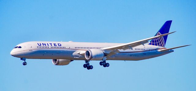 Boeing 787-8 (N17002) - United second 787-10 performing a touch and go at GSP.