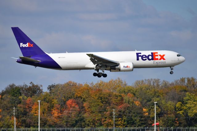 BOEING 767-300 (N110FE)